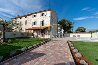 Renovirana kamnita hiša s bazenom